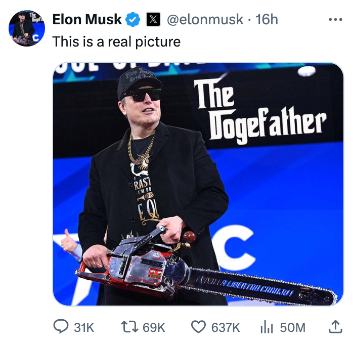 Elon Musk mit realer Kettensäge 